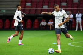 富勒姆2-0热刺。终场哨响后,戴上痛苦面具的孙兴慜。.